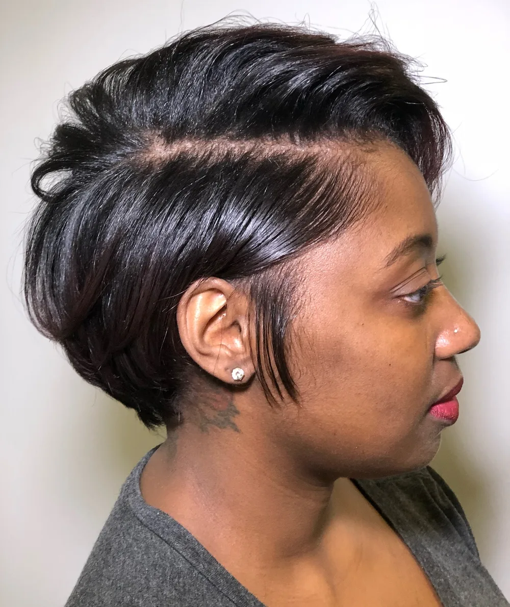 Bixie court noir brillant à raie de côté et finition lisse sur femme noire