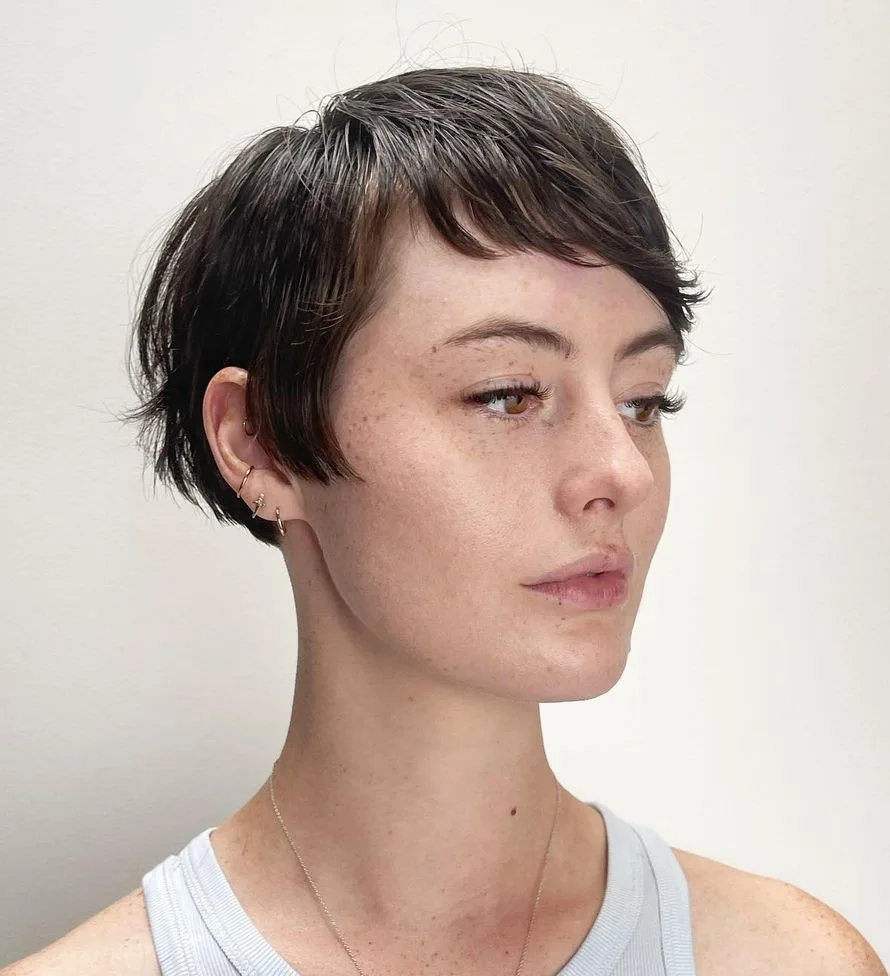 Bixie extra court longueur oreille avec frange sur le côté, cheveux fins