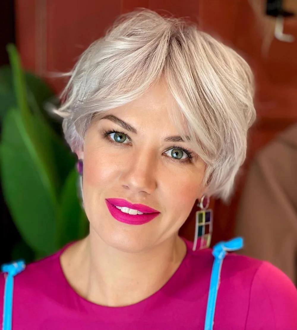 Bixie platine blond avec frange rideau effilée
