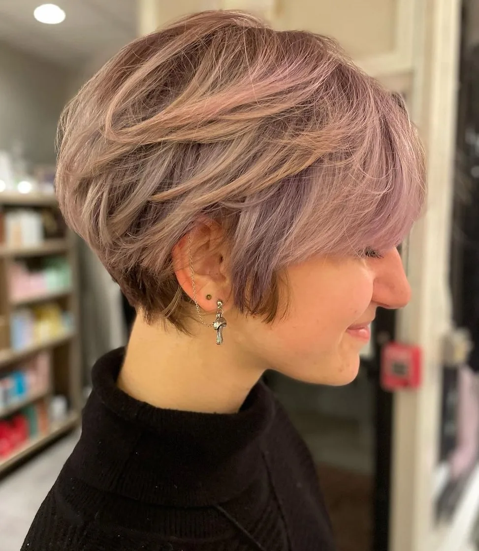 Bixie plumeux avec balayage rose pastel rose gold et racine naturelle