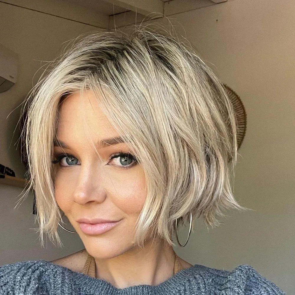 Bixie shaggy blond décoiffé avec raie au milieu