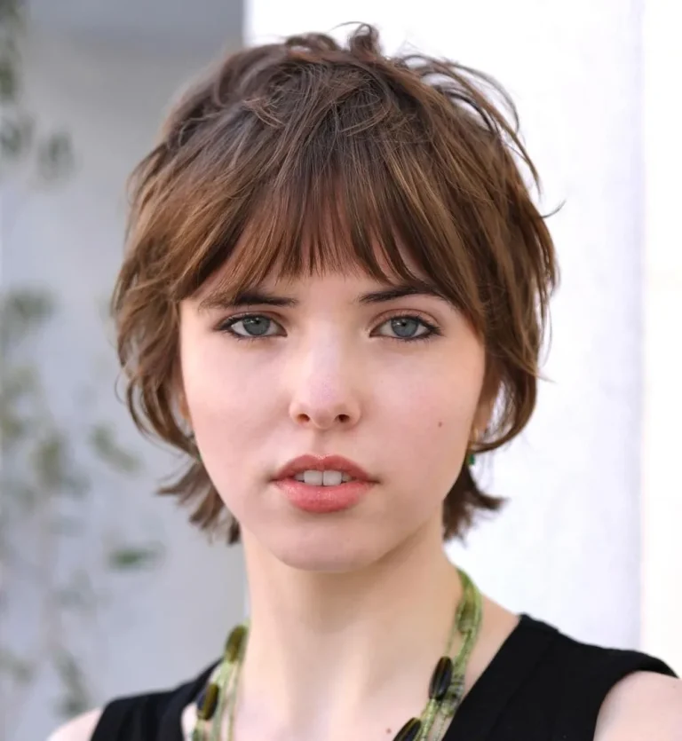 Bixie shaggy inspiré des années 90 avec micro bangs, visage rond