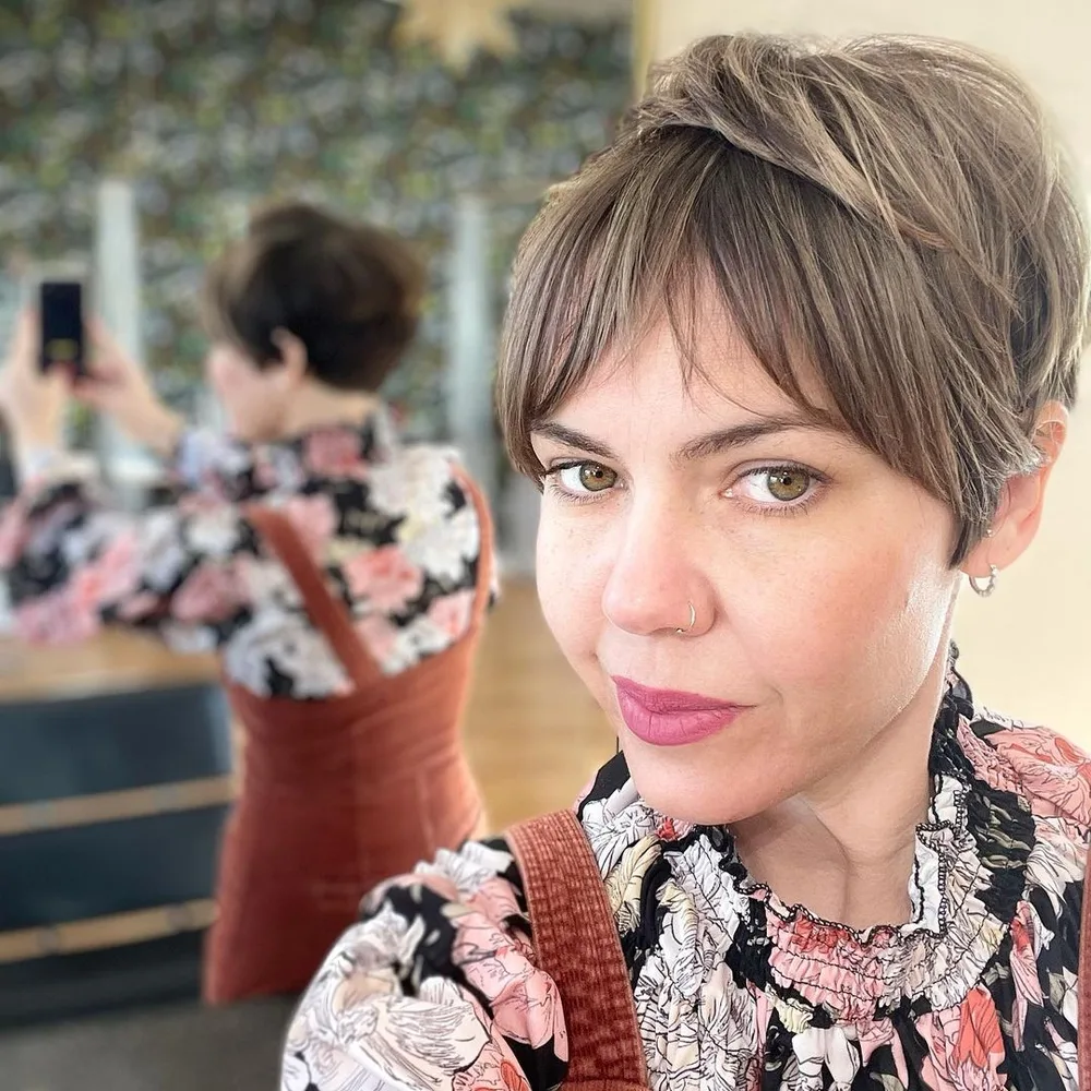 Bixie stacké à couches wispy avec pattes effilées sur cheveux raides