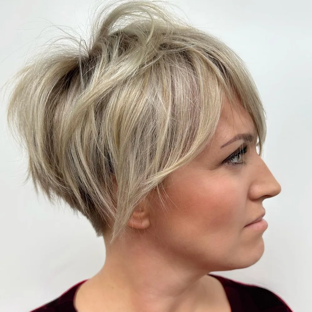 Bixie texturisé aux mèches ash blonde avec frange rideau