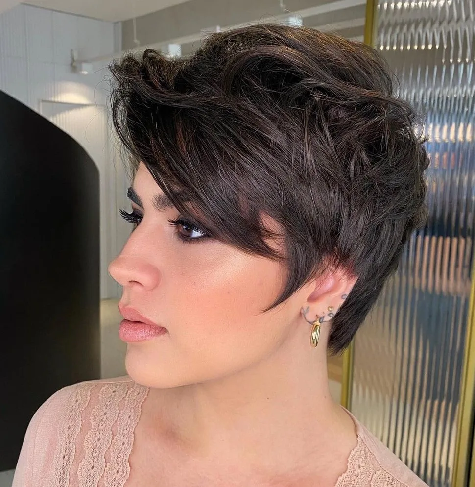 Bixie texturisé avec frange balayée sur le côté sur cheveux épais