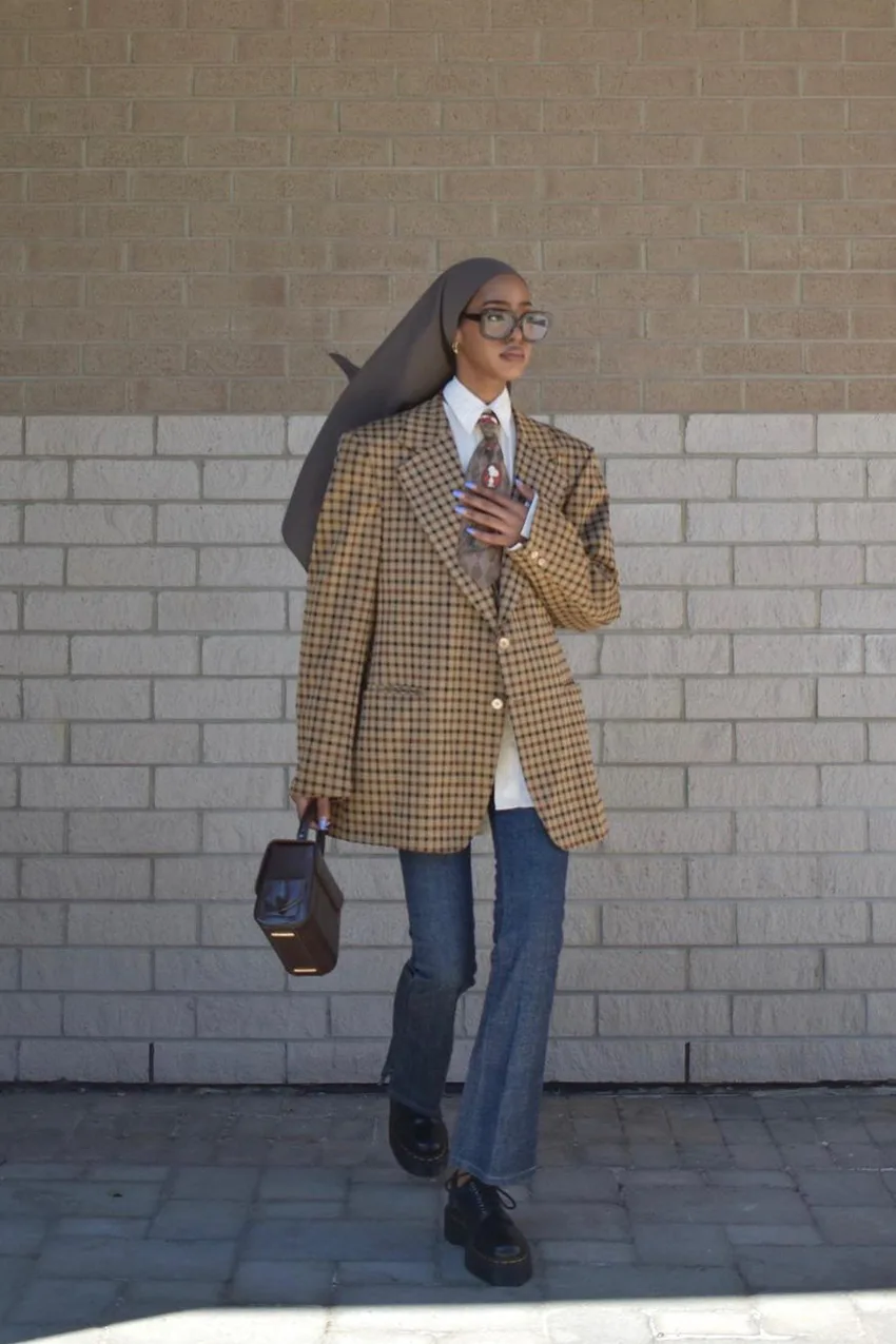 Blazer camel à motif carreaux porté avec une chemise blanche et un jean