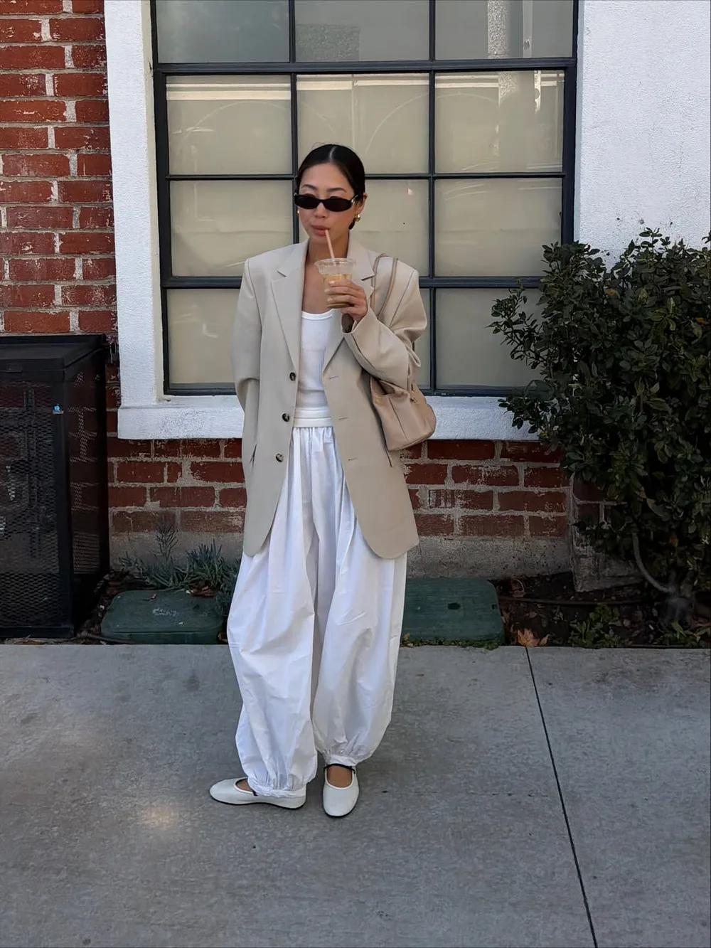 Blazer souple beige porté avec un pantalon ballon blanc