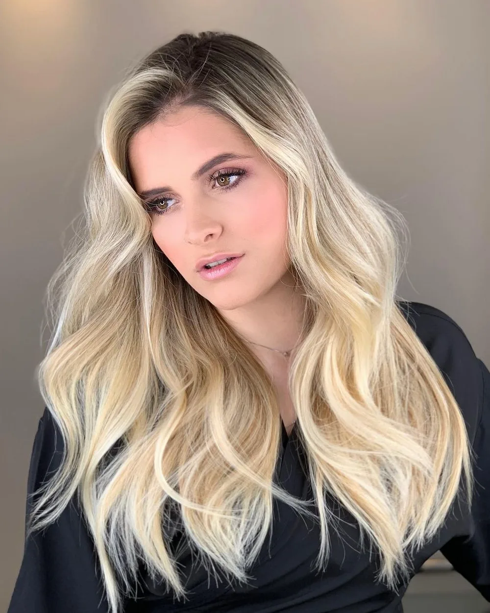 Blond chaud beurré sur peau claire, longues vagues lumineuses