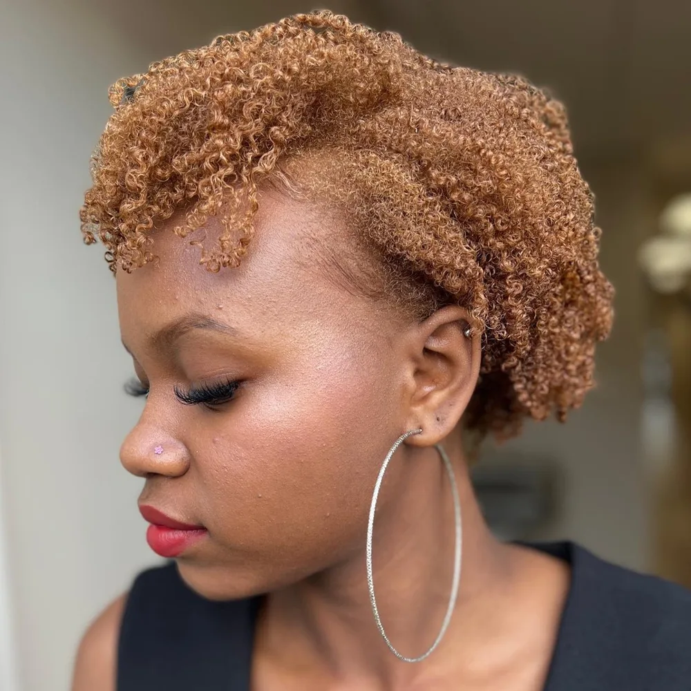 Bob afro naturel façon french bob avec frange sur le côté, boucles définies