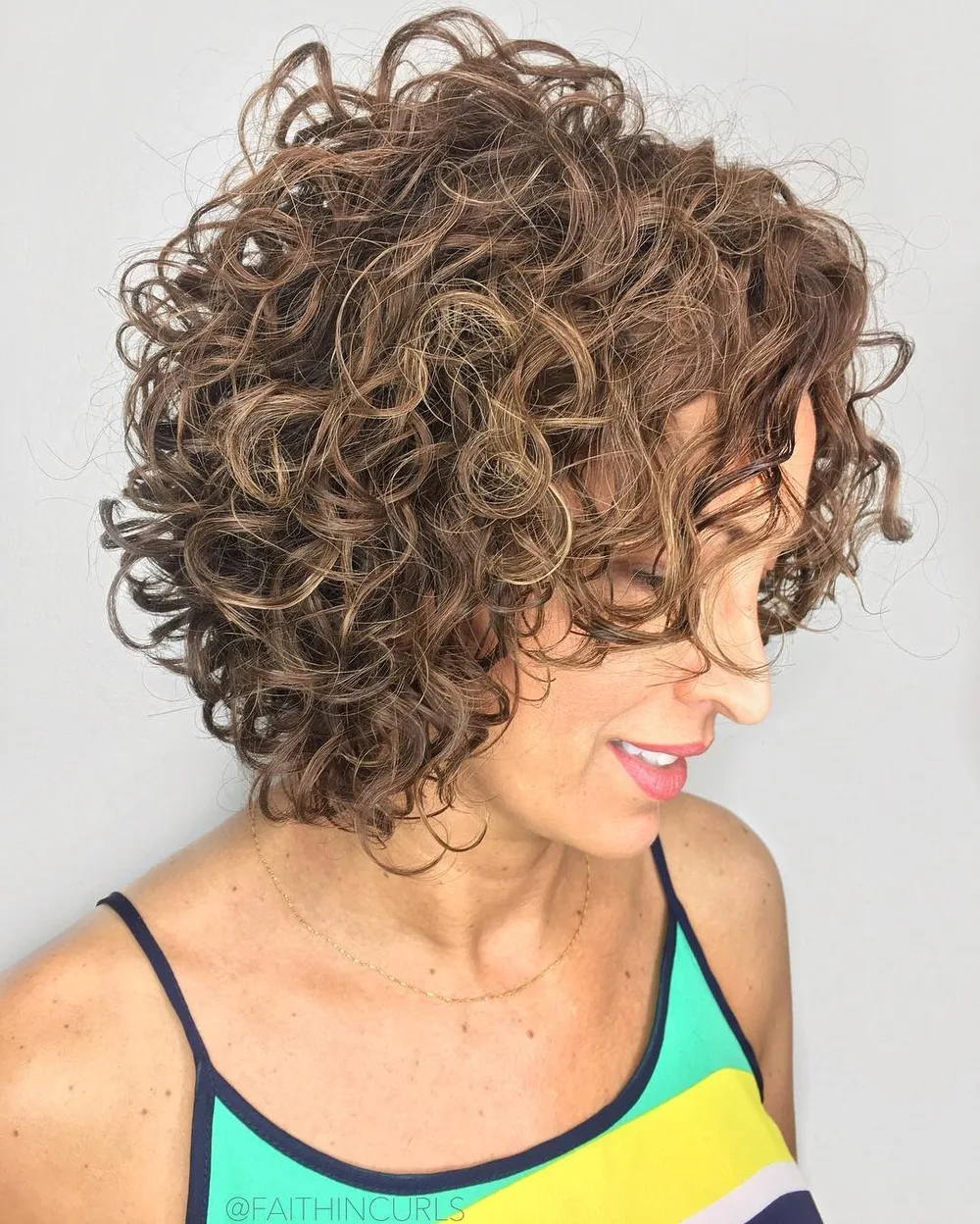 Bob bouclé brun clair volumineux façon nuage