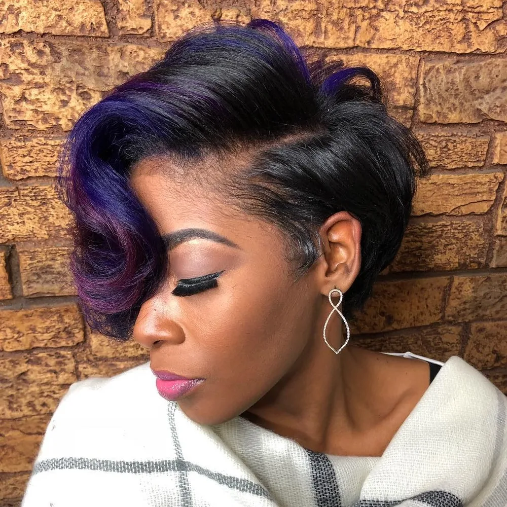 Bob court asymétrique noir avec accents indigo et violet sur femme noire