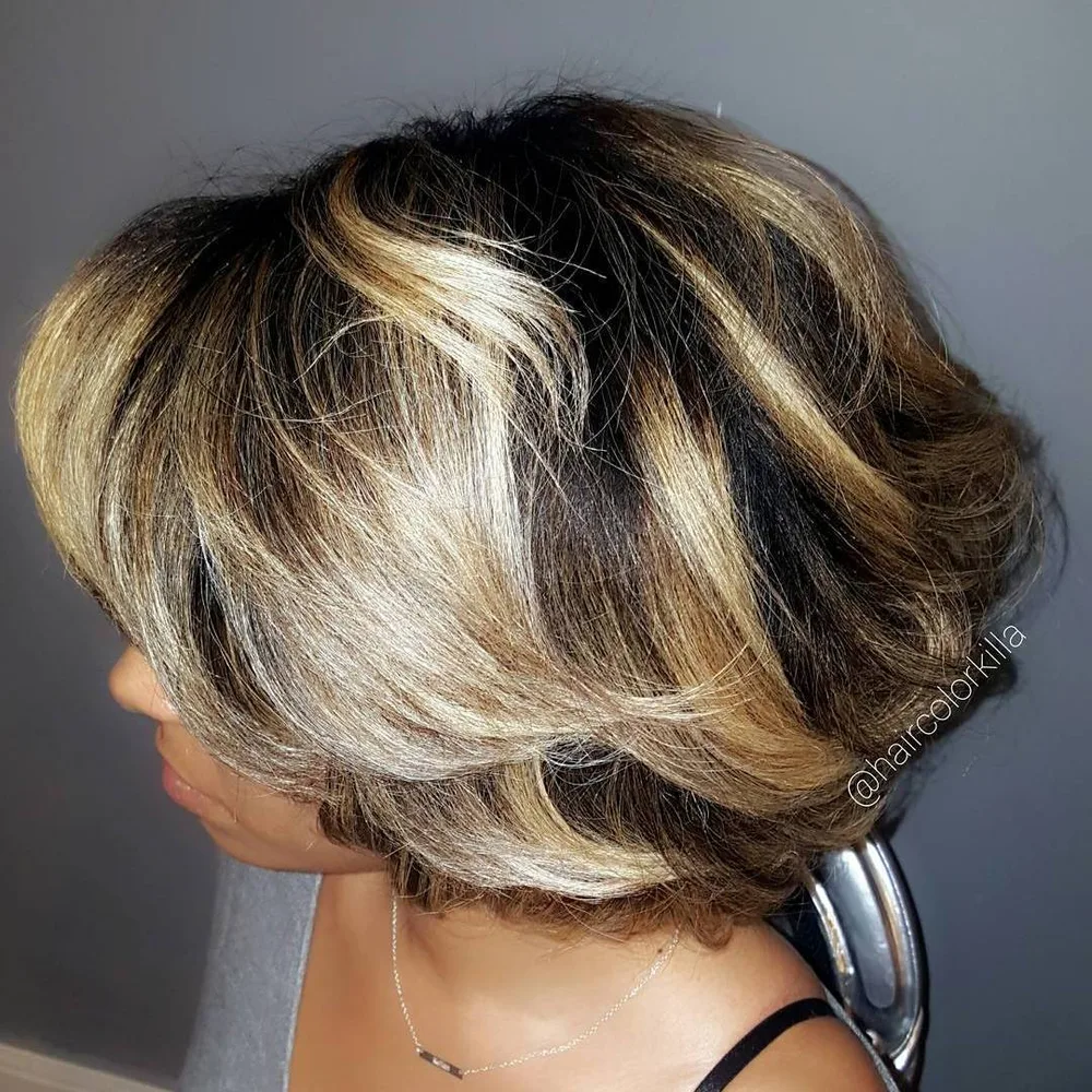 Bob court bouncy noir avec balayage blond doré et volume, femme noire