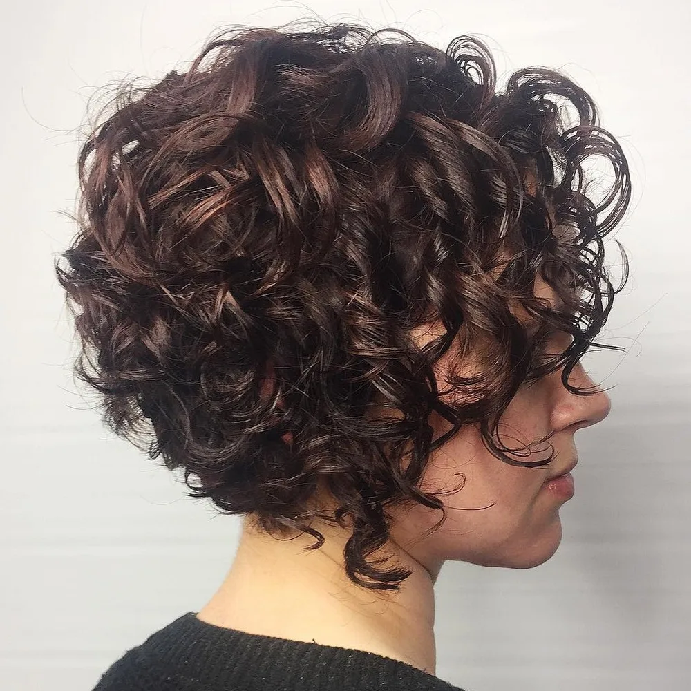 Bob stacked court et sassy sur boucles serrées bouncy