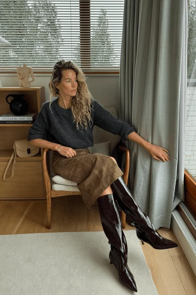 Bottes marron à talon kitten portées avec une robe pull grise