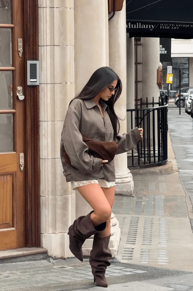 Bottes slouchy marron clair portées avec une veste bomber assortie