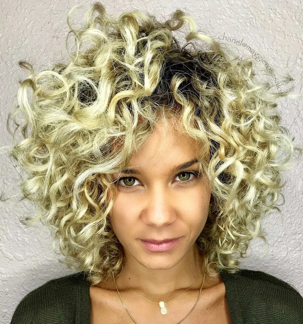 Boucles blond doré volumineuses et lumineuses sur peau mate