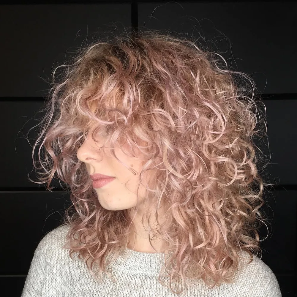 Boucles rose pastel en couches sur cheveux fins