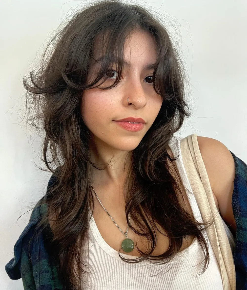 Butterfly cut aux accents mullet avec couches texturées et frange sur cheveux bruns fins