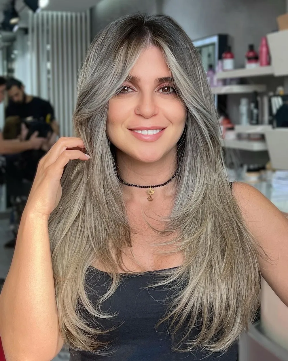 Butterfly cut aux longues couches encadrantes sur cheveux fins blond cendré