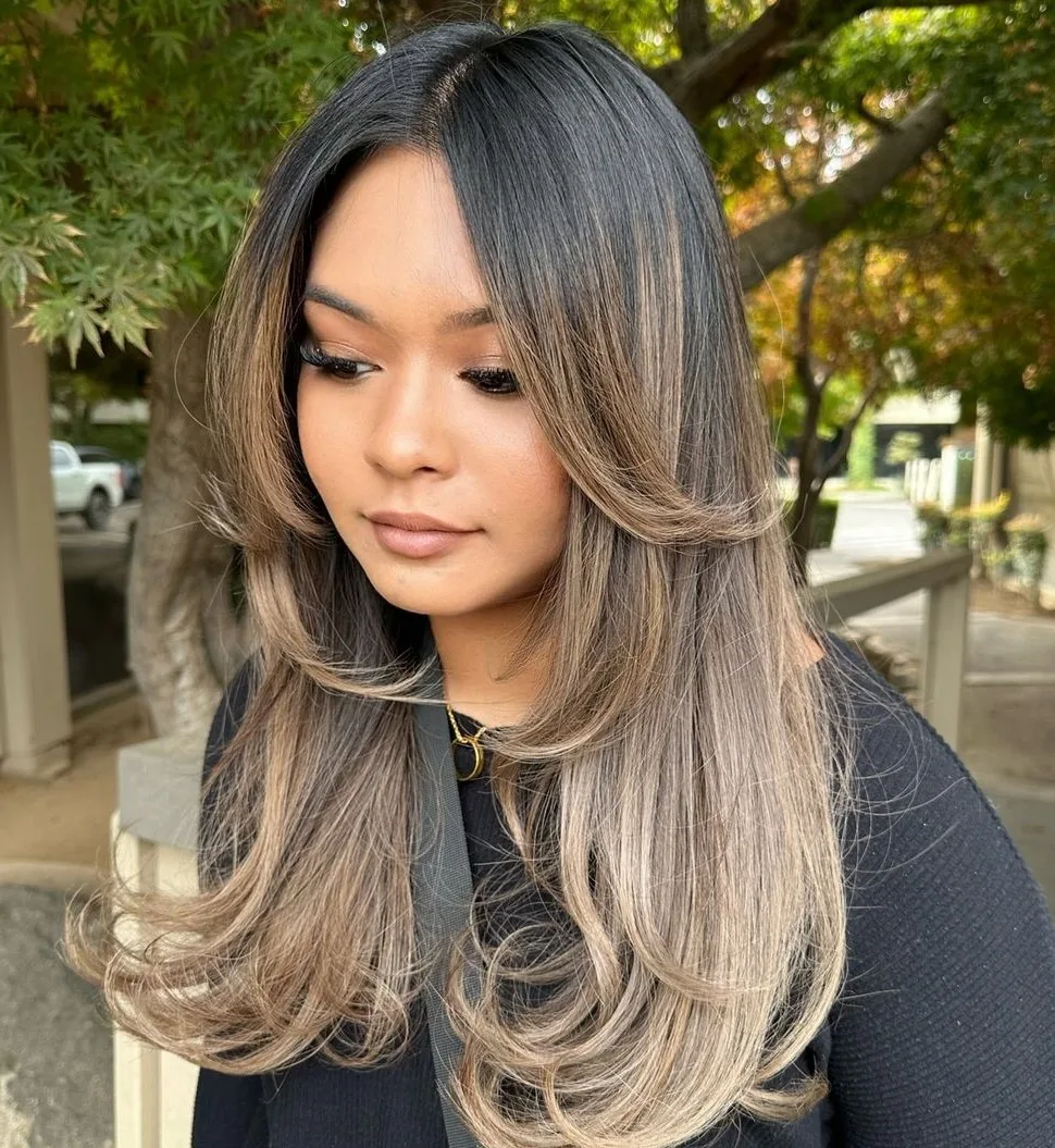 Butterfly cut avec couches avant multi-niveaux et balayage blond cendré sur brun