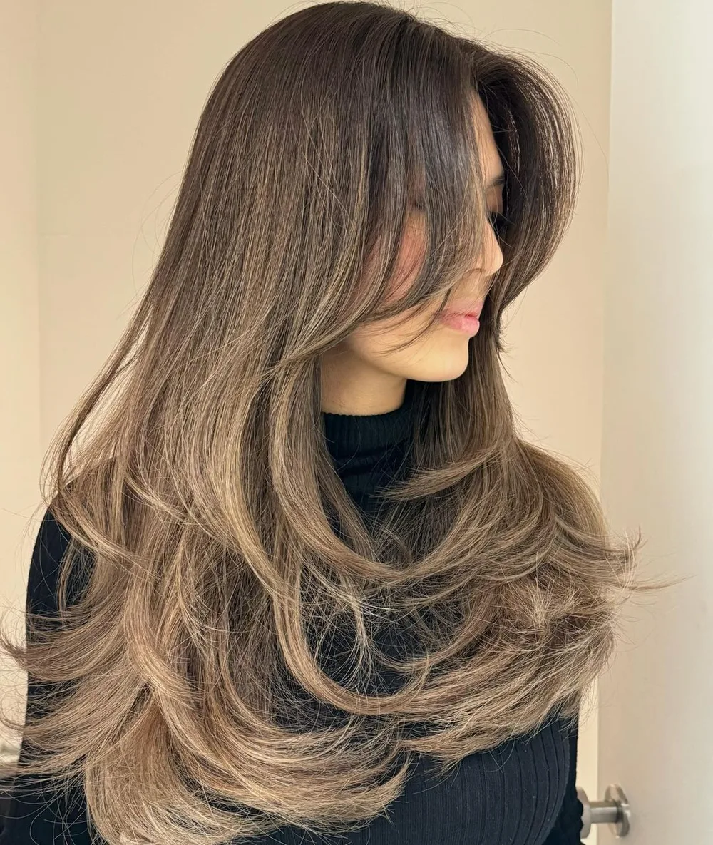 Butterfly cut de profil avec couches basses et longueurs texturées sur ash brown