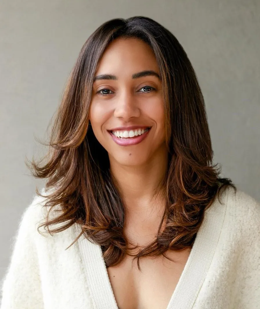 Butterfly cut feathered mi-long avec balayage brun doux et pointes relevées