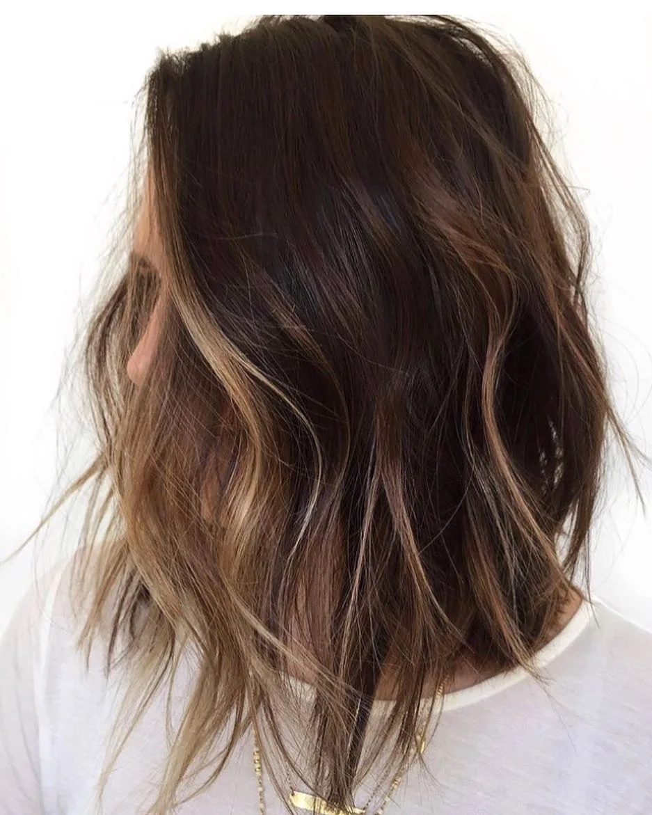 Caramel blond en mèches partielles autour du visage sur base foncée, lob