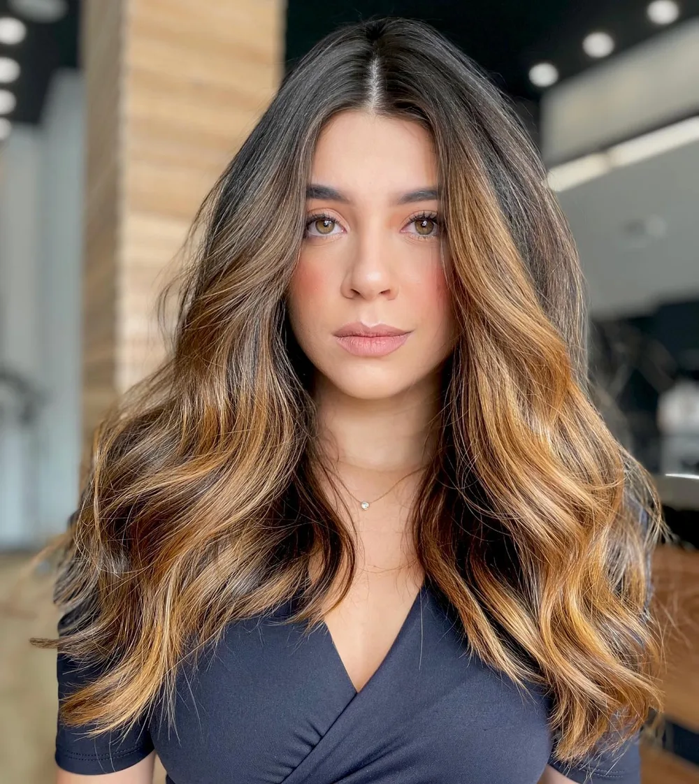 Caramel clair encadrant le visage sur base presque noire avec vagues souples