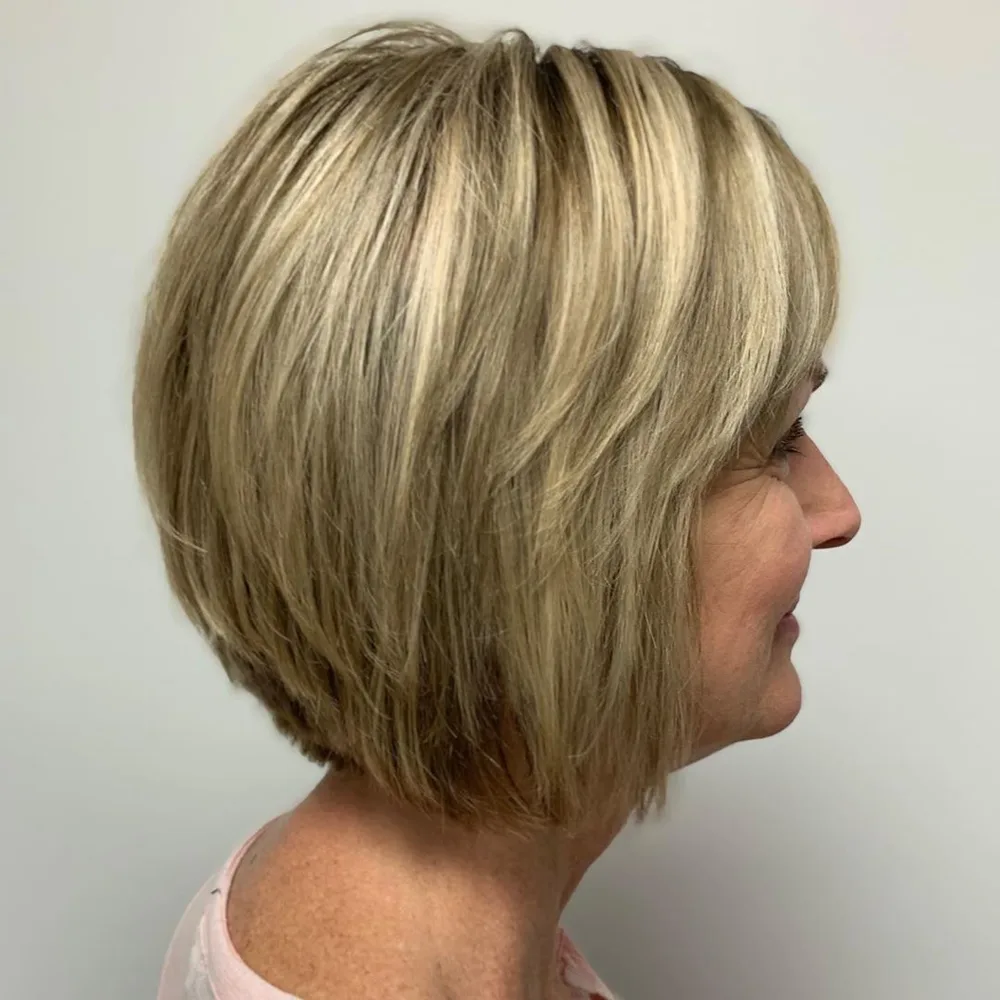 Carré arrondi choppy décoiffé avec reflets blonds