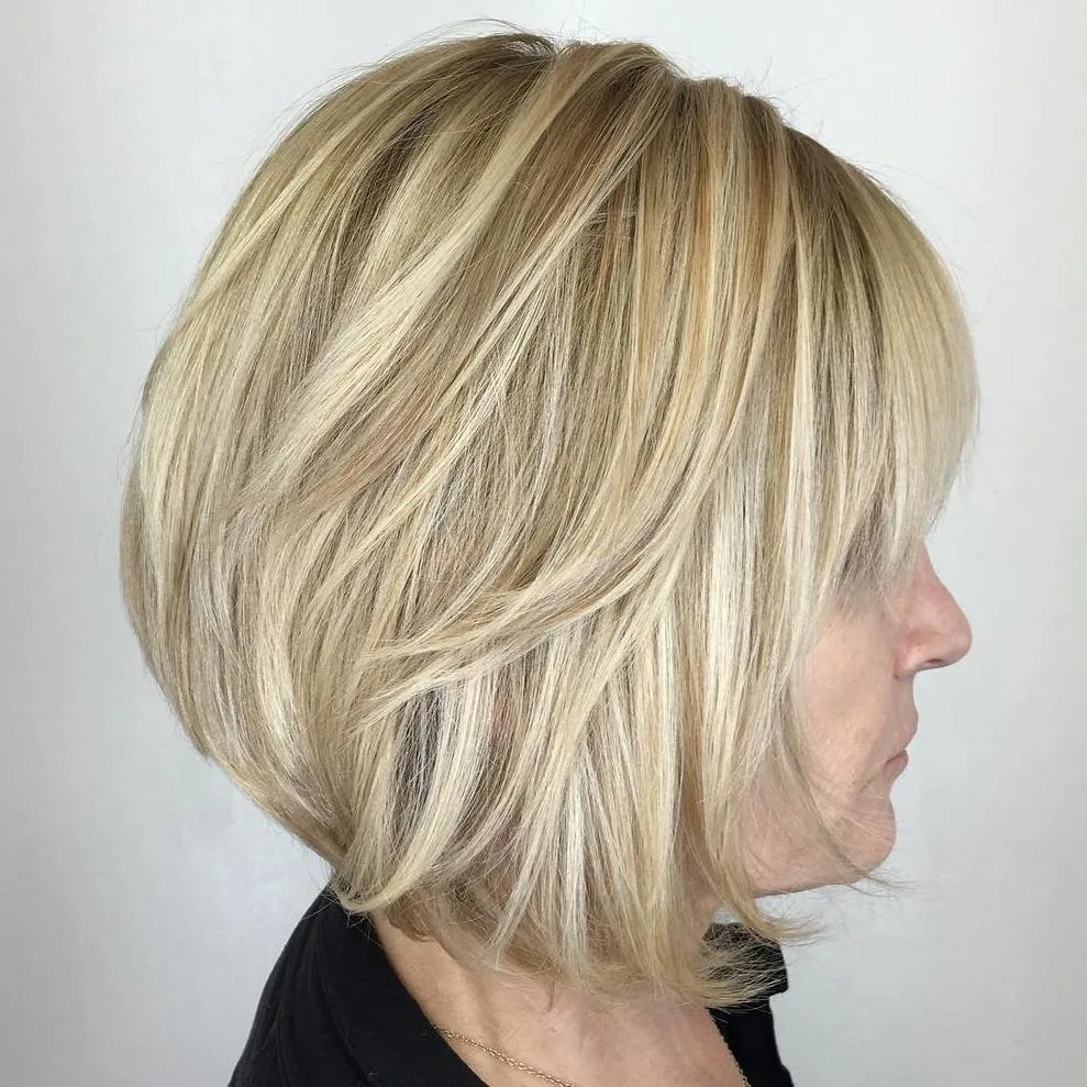 Carré blond dégradé avec frange et fins reflets high et lowlights