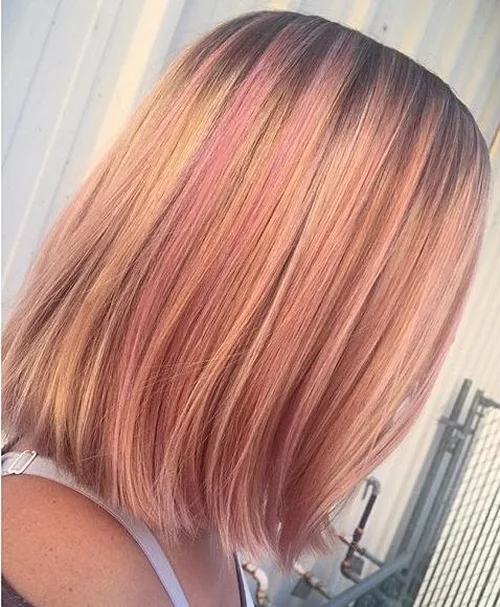 Carré blond fraise avec mèches rose pastel et corail pêche, effet dimensionnel