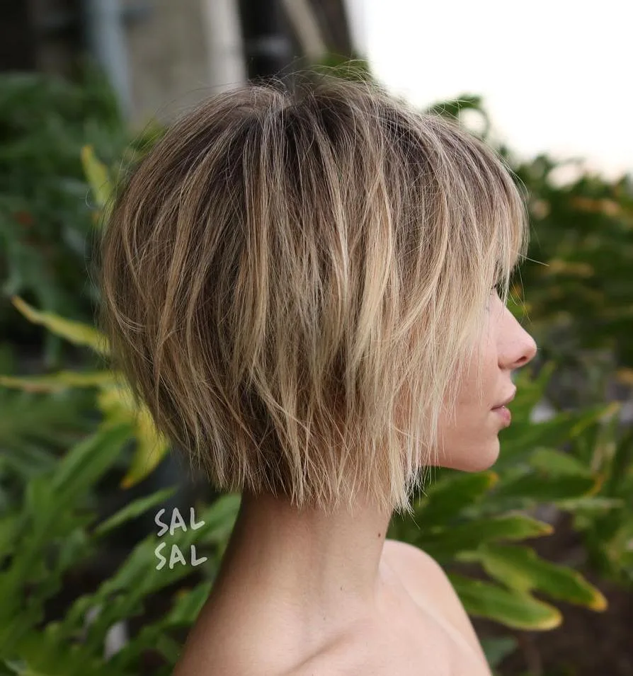 Carré bronde aux couches wispy avec frange effilée
