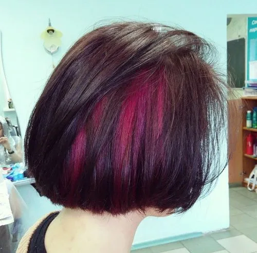 Carré brun foncé avec mèches magenta bordeaux cachées en peekaboo