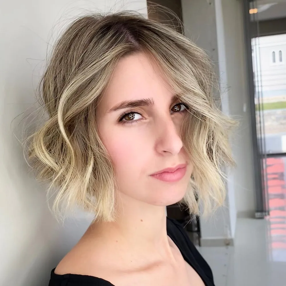 Carré court blond foncé bronde ondulé sur peau claire