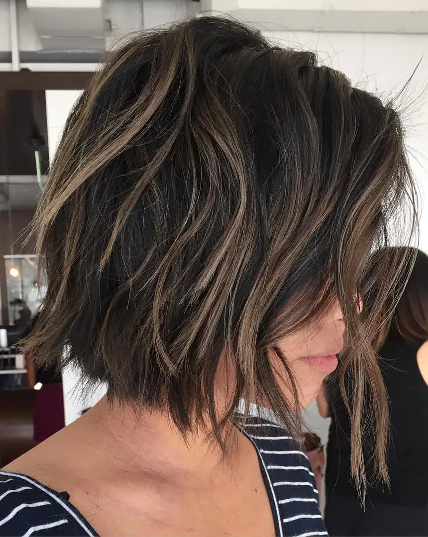 Carré court brun choppy avec reflets plus clairs et texture décoiffée