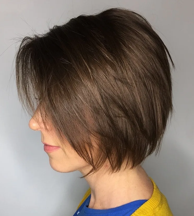 Carré court effilé brun aux reflets doux pour cheveux fins