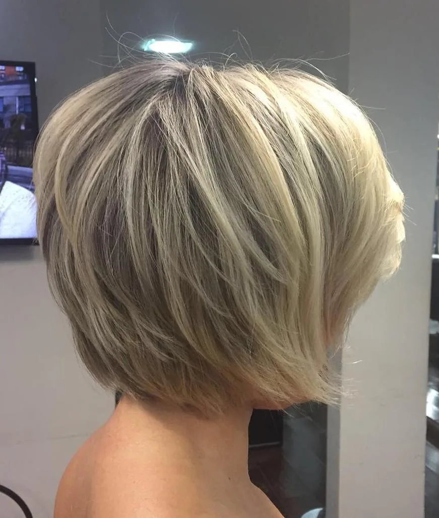 Carré court plumeux avec balayage doux et couches légères