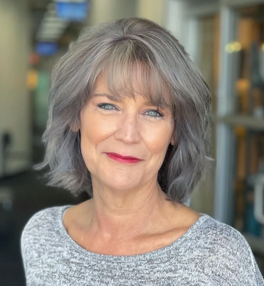 Carré gris texturisé à frange sur femme de plus de 50 ans