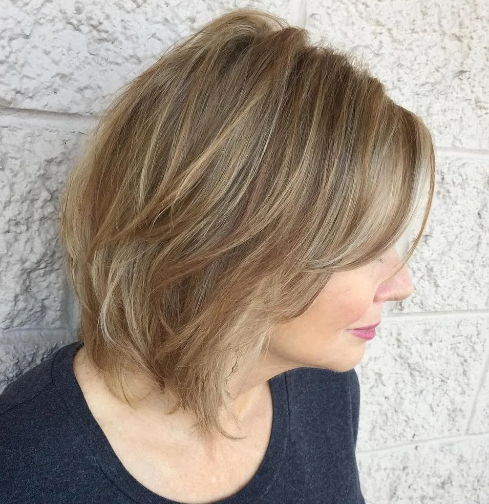 Carré long à la clavicule honey blond avec subtils reflets gris