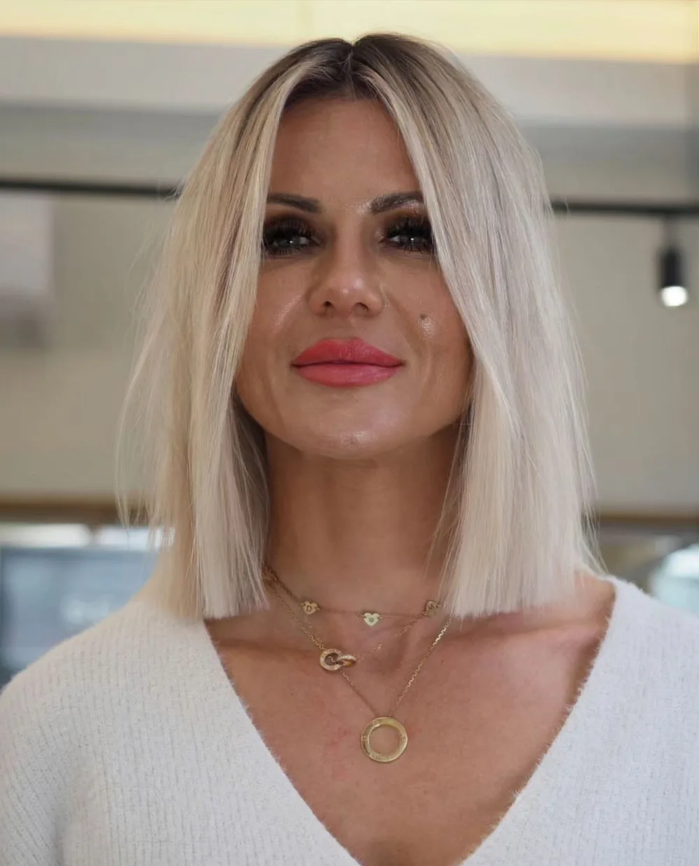 Carré long blunt à la clavicule blond avec root fade
