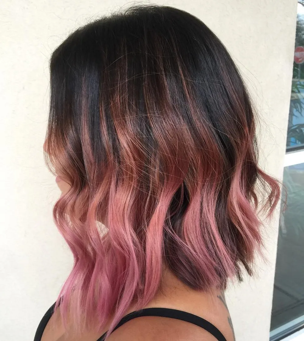 Carré long brun foncé avec ombré rose saumon sur les longueurs