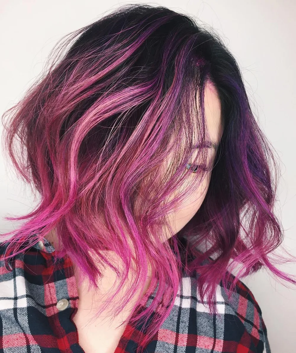 Carré noir avec balayage fuchsia intense sur les longueurs