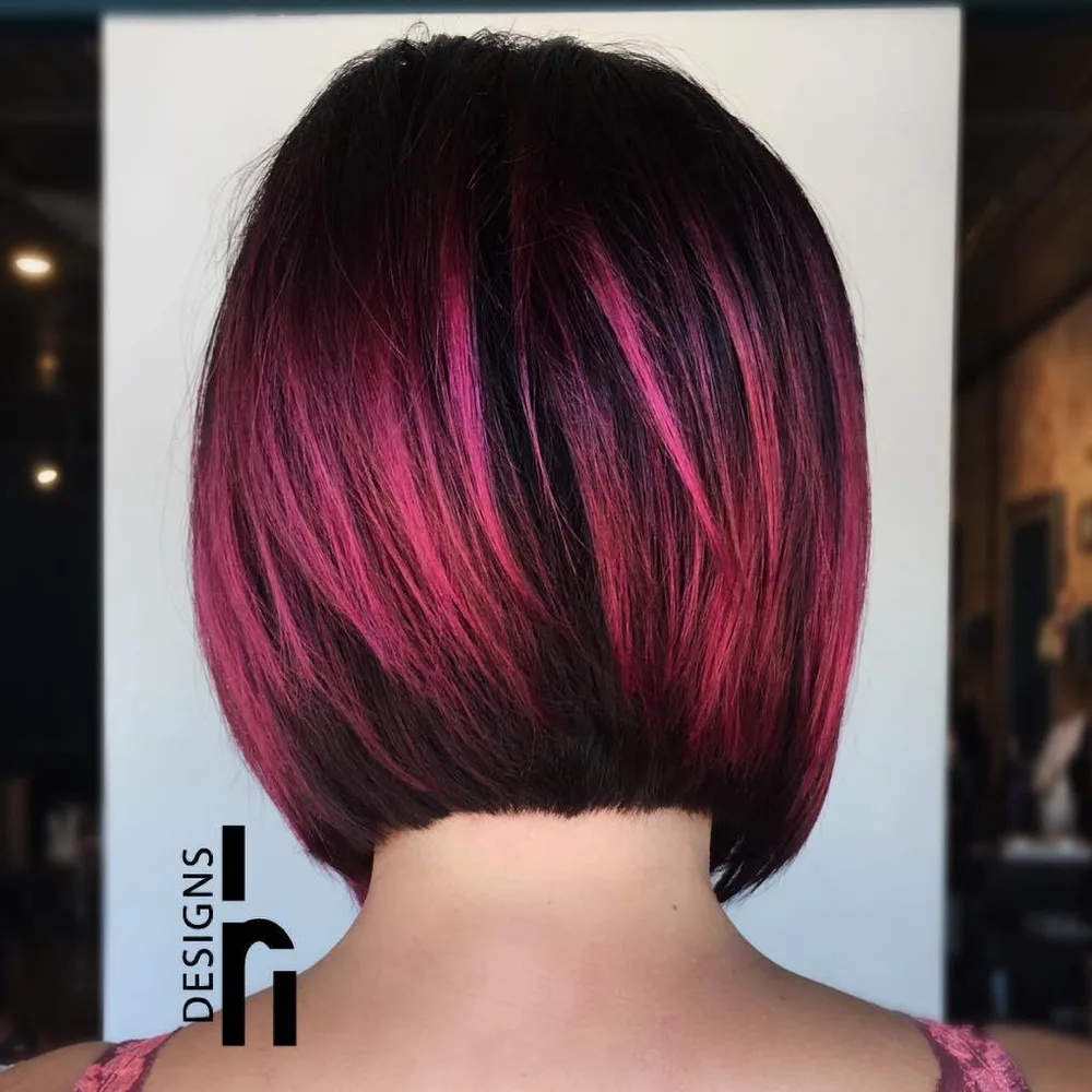 Carré noir avec balayage fuchsia néon vif créant une bande de couleur
