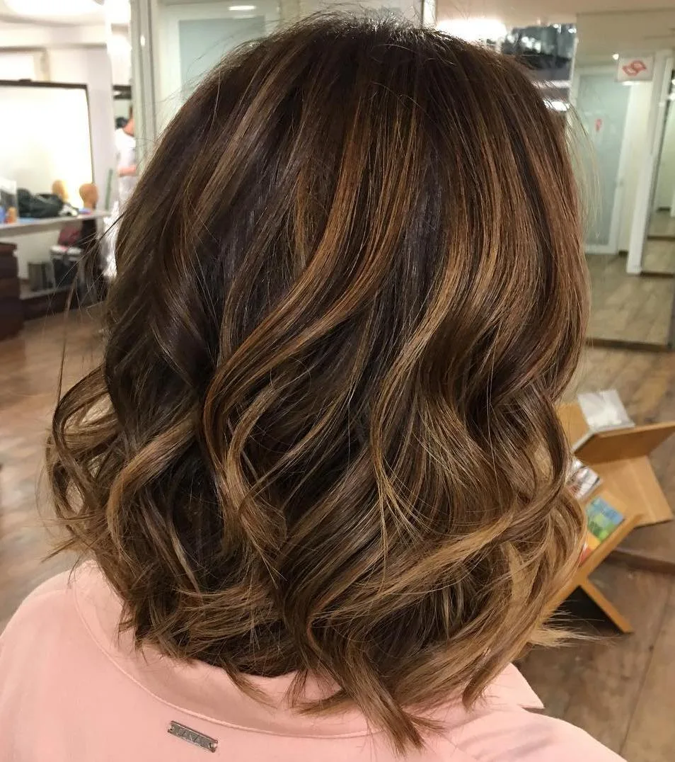 Carré ondulé avec balayage caramel doré sur base châtain