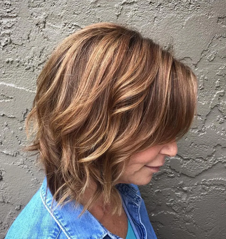 Carré ondulé mêlant brun et caramel, texture décoiffée