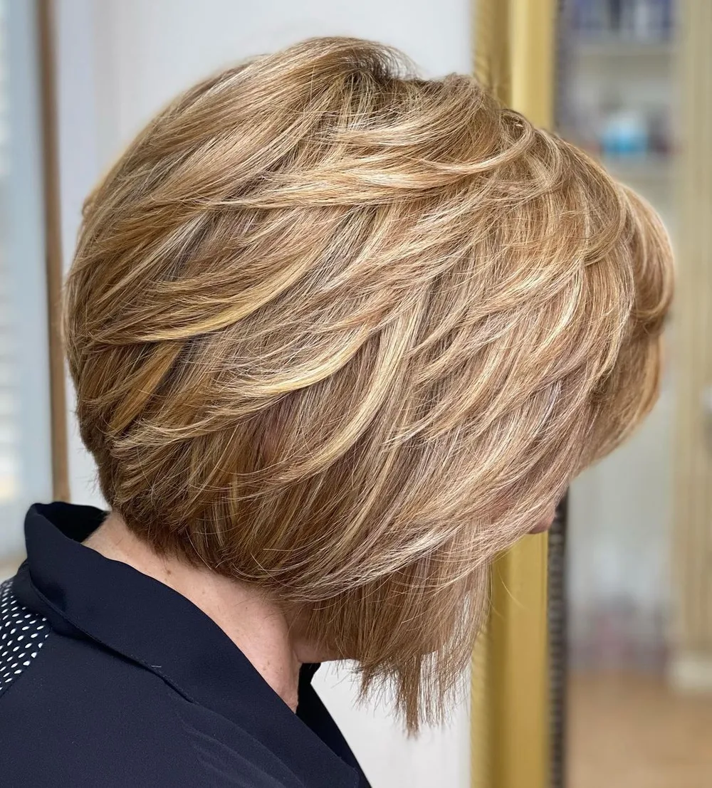 Carré plumeux avec balayage blond et frange, couches en biseau