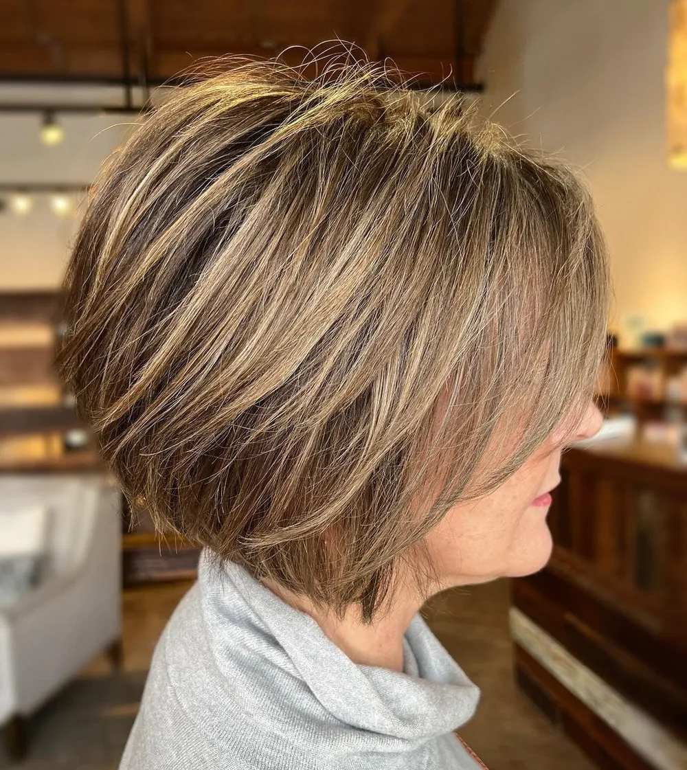 Carré stacked avec balayage brun et couches empilées volumineuses
