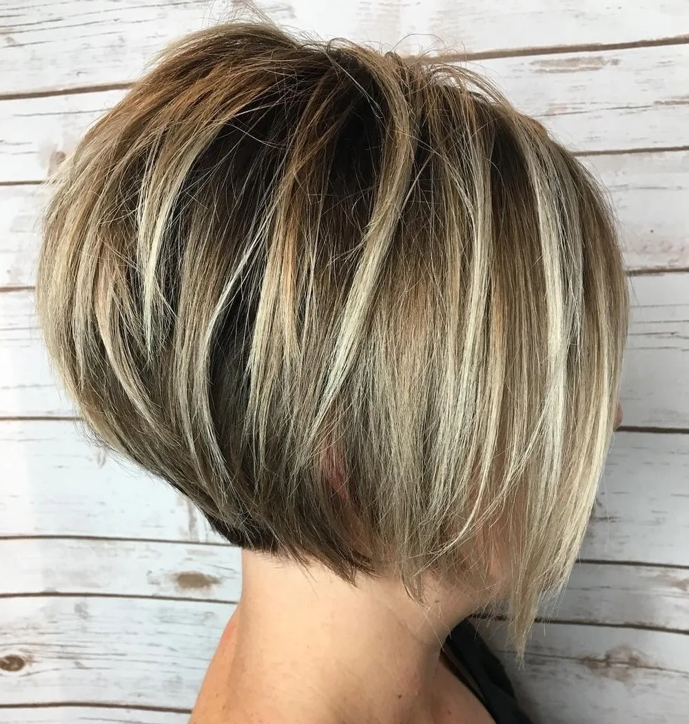 Carré stacked avec couronne gonflée et mèches blondes