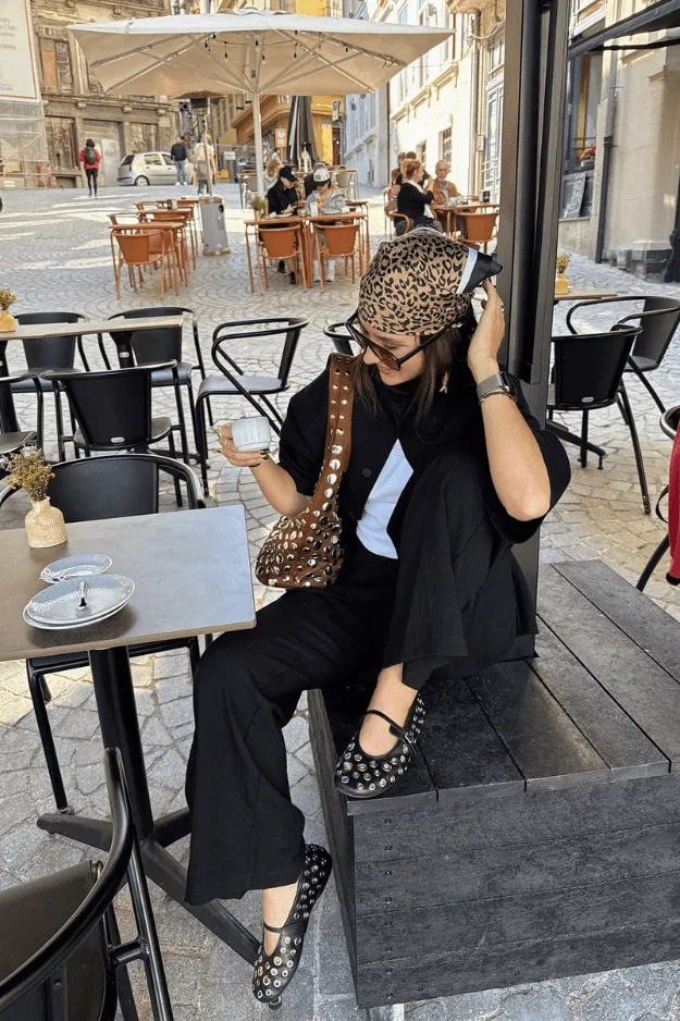 Chaussures plates ornées de détails cloutés et brillants, tendance chaussures automne 2026