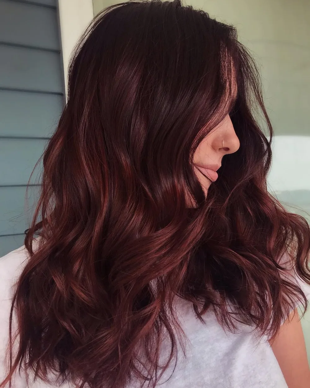 Cheveux acajou rouge foncé profond sur peau claire à sous-tons froids